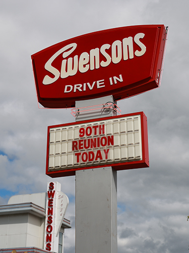 90 reunion restaurant sign